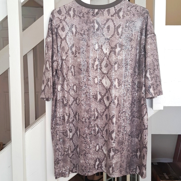 Oversized Snakeskin sequence design Top. SzS.Excellent. Round neck short sleeve - Picture 5 of 7
